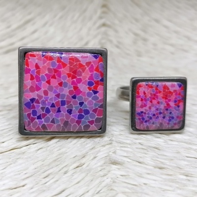 Conjunto anel e pendente quadrados coloridos com moldura metal prateado