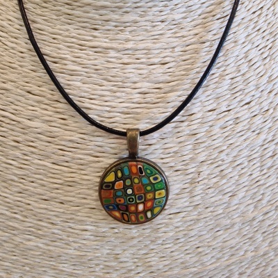 Colar com pendente redondo colorido e cordão preto