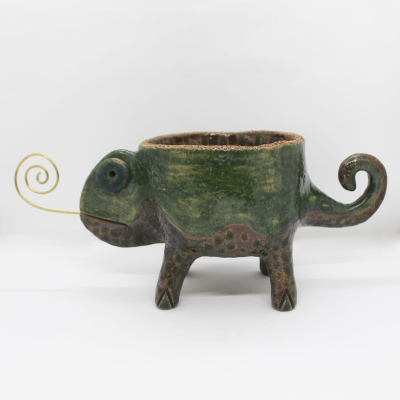 Vaso cerâmico em forma de camaleão verde com detalhe de arame dourado