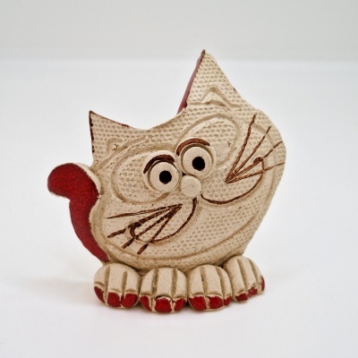 Figura decorativa de gato em cerâmica creme com detalhes vermelhos.