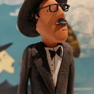 Figura decorativa de homem com fato preto e chapéu em fundo desfocado com texto