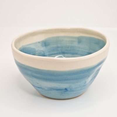 Tigela azul e branca em cerâmica com acabamento brilhante