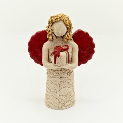 Estátua decorativa de anjo com asas vermelhas e presente nas mãos