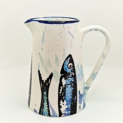 Jarro de cerâmica branco com desenhos de peixes em azul e preto