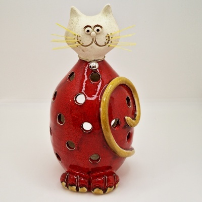 Figura decorativa de gato em cerâmica vermelha com furos e detalhes amarelos