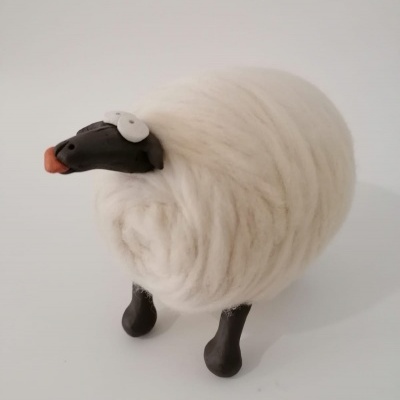 Figura decorativa de ovelha em lã branca com cabeça e pernas pretas