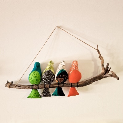 Decoração de parede com quatro pássaros de tecido em rama de madeira