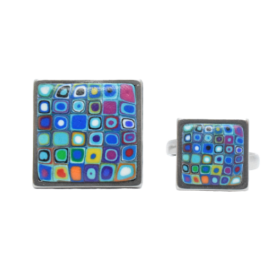 Anel e pendente quadrados com padrão colorido de quadrados em vidro fosco