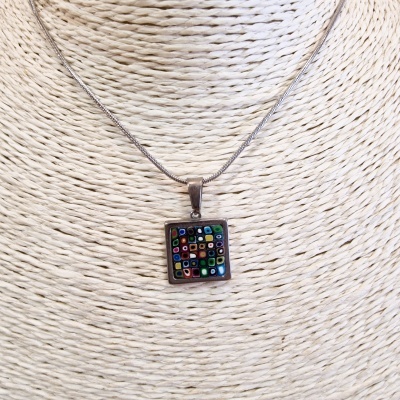 Colar com pendente quadrado colorido em mosaico sobre fundo trançado bege