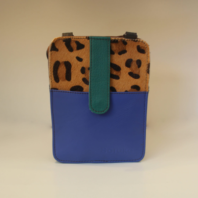 Bolsa pequena com padrão de pele de animal e detalhes em verde e azul.