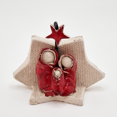 Figura decorativa de presépio em cerâmica com personagens em vermelho e estrela de fundo bege