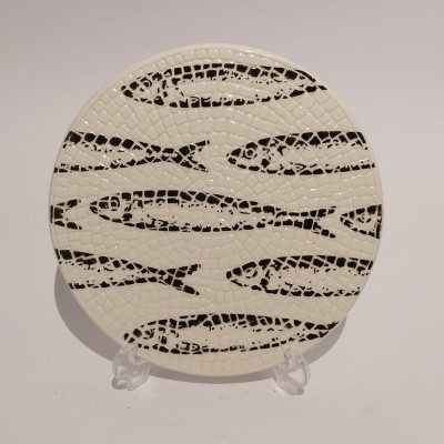 prato redondo decorativo com padrão de peixes pretos em relevo branco