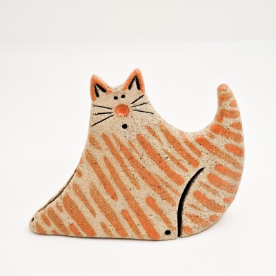 Figura decorativa em cerâmica de gato estilizado com riscas laranja e bege