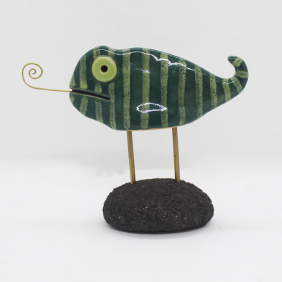 Escultura decorativa de peixe verde com riscas claras em suporte preto