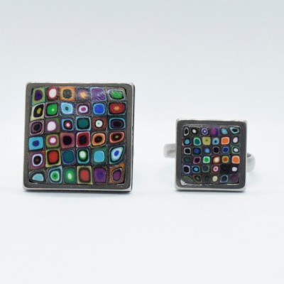 Anel e anel com padrão de quadrados coloridos pequenos