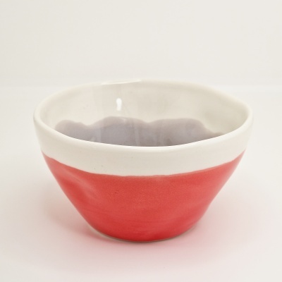 Taça de cerâmica vermelha e branca com textura irregular