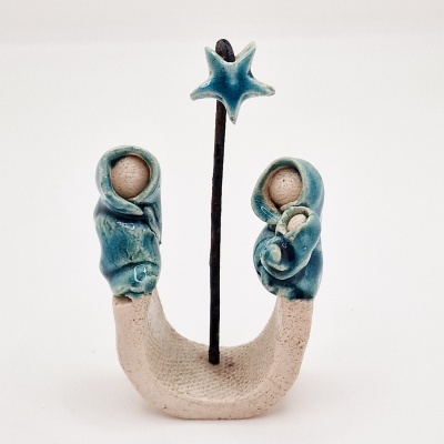 Escultura cerâmica decorativa de Maria e José com estrela azul