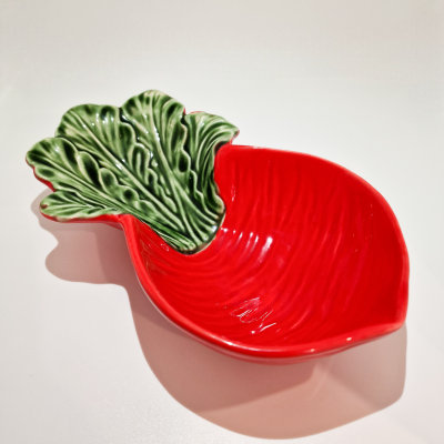 Prato cerâmico em forma de rabanete vermelho com folhas verdes