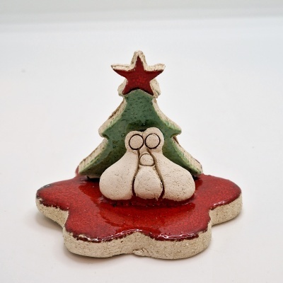 Figura decorativa em cerâmica de árvore de Natal verde com estrela vermelha e base vermelha brilhante