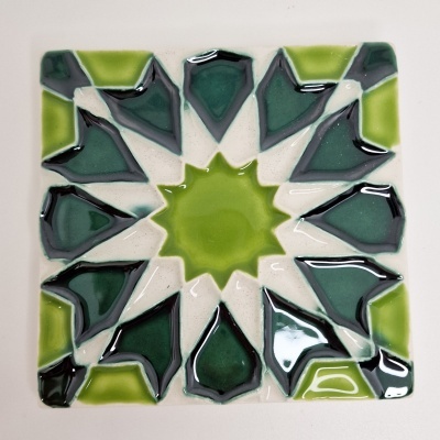 Azulejo cerâmico quadrado com padrão geométrico verde e branco