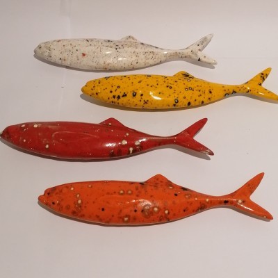 Dois peixes cerâmicos amarelo e branco e dois peixes cerâmicos vermelho e laranja com pintas