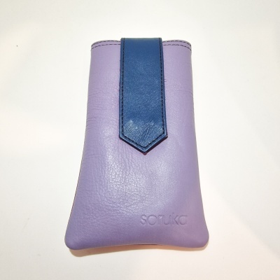 Estojo lilás em pele sintética com aba azul escura e texto SOMIKO