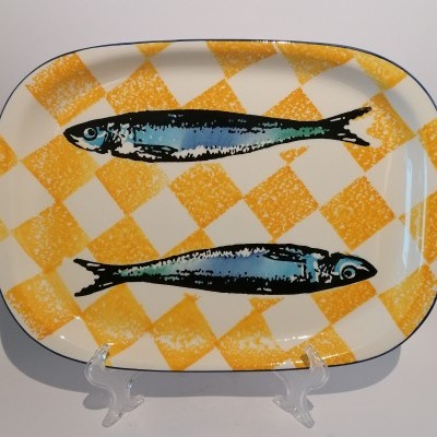 Prato oval com losangos amarelos e duas sardinhas desenhadas