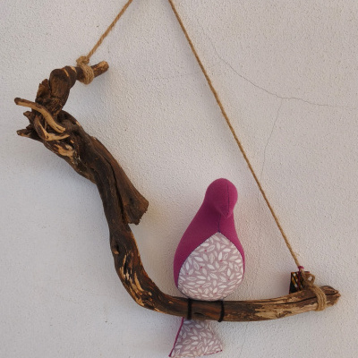 Móvel decorativo suspenso com madeira e tecido roxo estampado