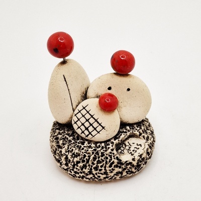 Escultura decorativa com pedra artificial preta e branca e três esferas vermelhas