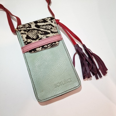 Bolsa pequena para telemóvel em pele sintética verde claro com aba de pele de cobra e tassel colorido