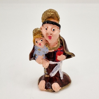 Estatueta religiosa pintada com figura adulta e criança em trajes castanho e azul