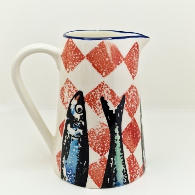 Jarro de cerâmica com padrão de losangos vermelhos e peixe colorido
