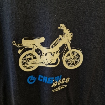 Estampa de motocicleta amarela e texto CASAL 13650 em t-shirt preta