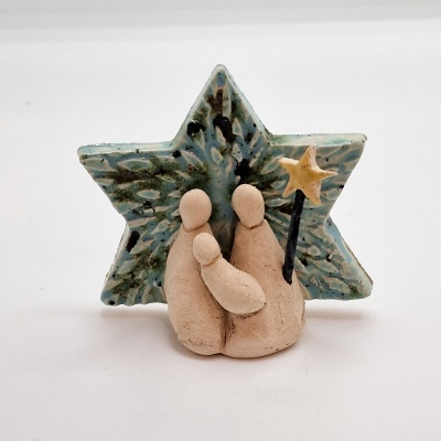 Escultura em cerâmica com figuras humanas e estrela verde texturada