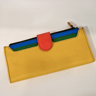 Carteira colorida em couro com fecho e aba vermelha