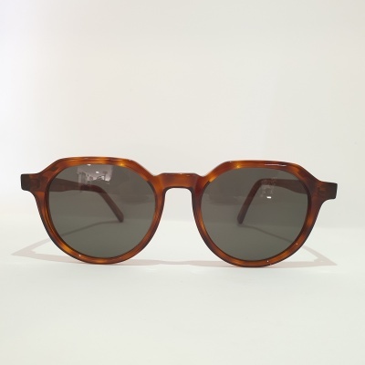 Óculos de sol arredondados castanhos com padrão tartaruga e lentes escuras