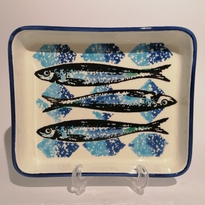 Prato retangular de cerâmica com desenho de três peixes em azul e preto.