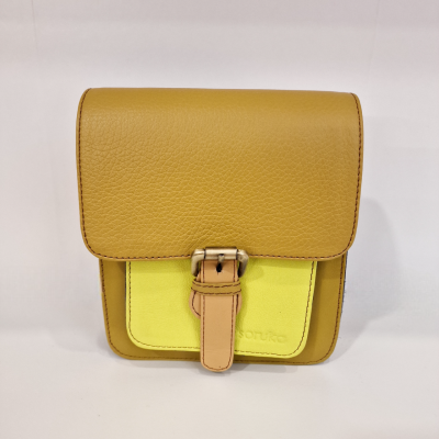 Mala pequena quadrada em couro amarelo e castanho com fecho de fivela