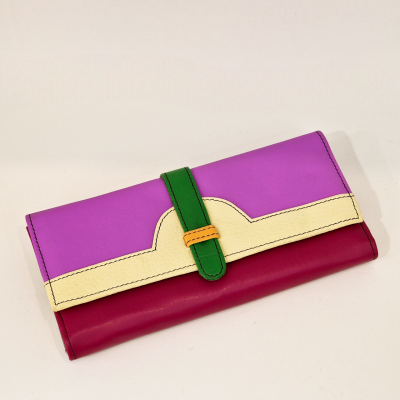 Carteira colorida de pele com fecho verde sobre fundo branco