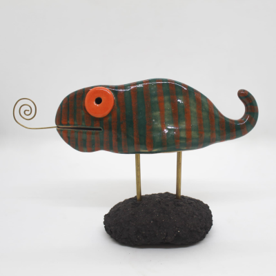 Figura decorativa de camaleão riscado verde e vermelho em cerâmica com base preta