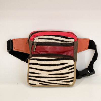 Bolsa de cintura com padrão zebra e detalhes em pele castanha e vermelha
