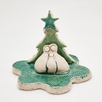 Figura decorativa de cerâmica com árvore de Natal verde e corujas cinzentas