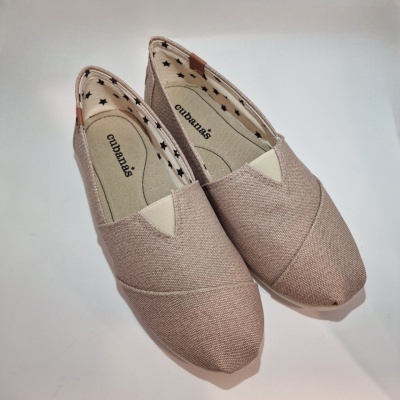 Par de sapatos tipo alpercatas bege claro com interior estampado