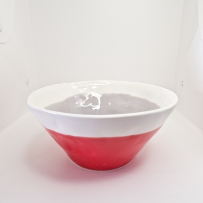 Taça cerâmica vermelha e branca em fundo branco