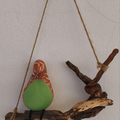 Suspensão decorativa com madeira e pássaro de tecido verde e vermelho