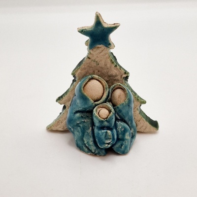 Figura decorativa de cerâmica com árvore de Natal e sagrada família em azul e verde