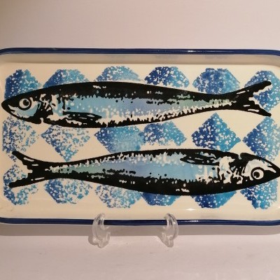 Prato retangular de cerâmica com design de dois peixes e padrão azul