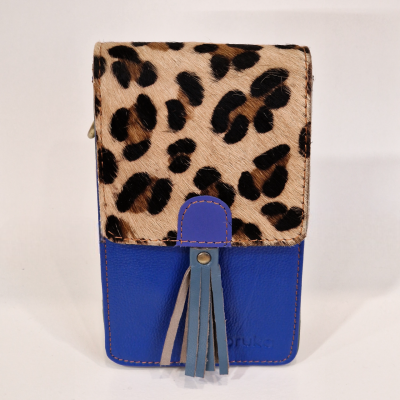 Bolsa pequena de pele azul com aba estampada animal print e tassel