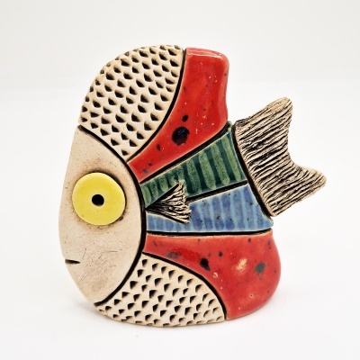 Escultura de peixe em cerâmica colorida com texturas variadas