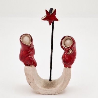 Miniatura cerâmica duas figuras capa vermelha estrela pau preto